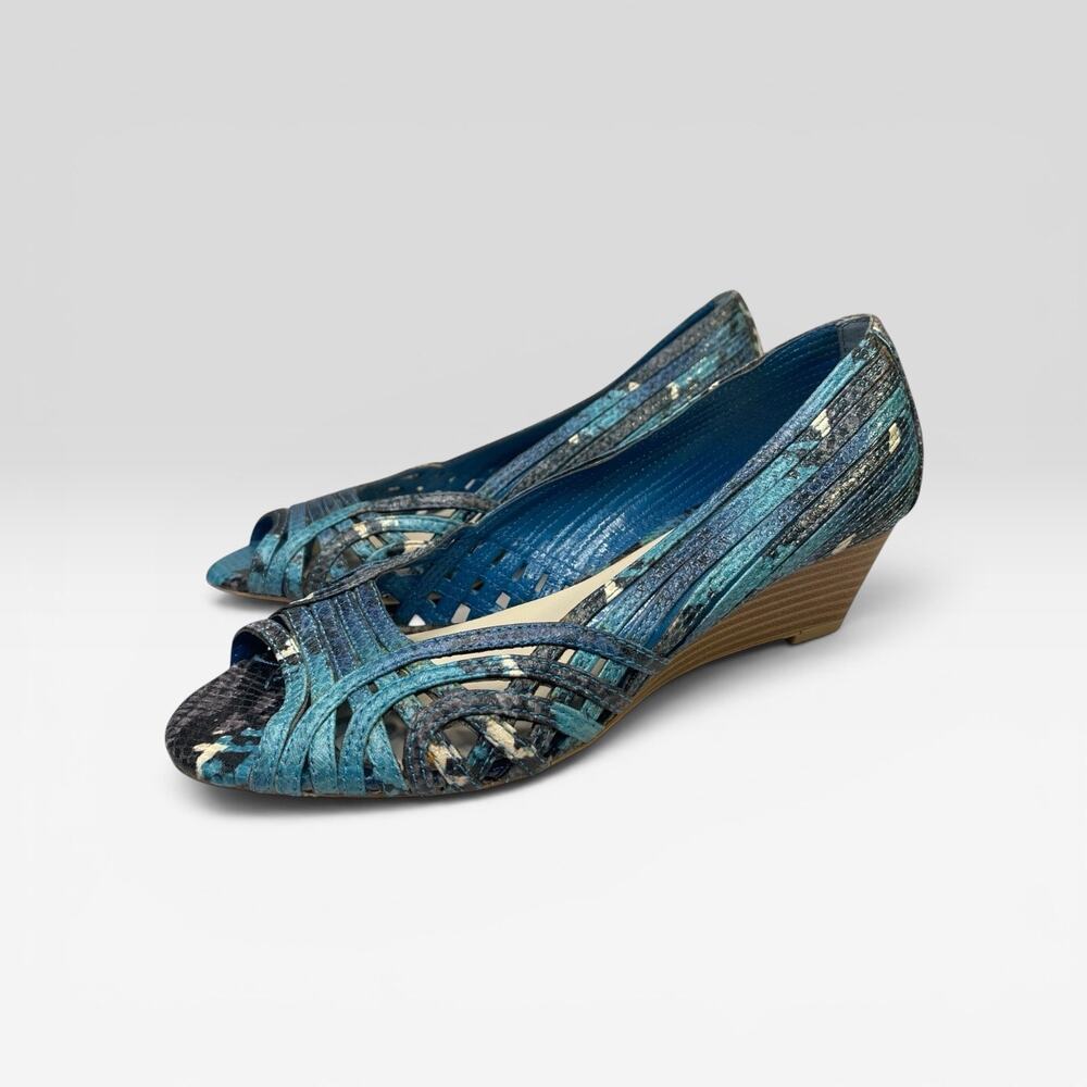 Dana Buchman Deelise Blue Peep Toe Wedge Heels Womens Size 6M Snakeskin